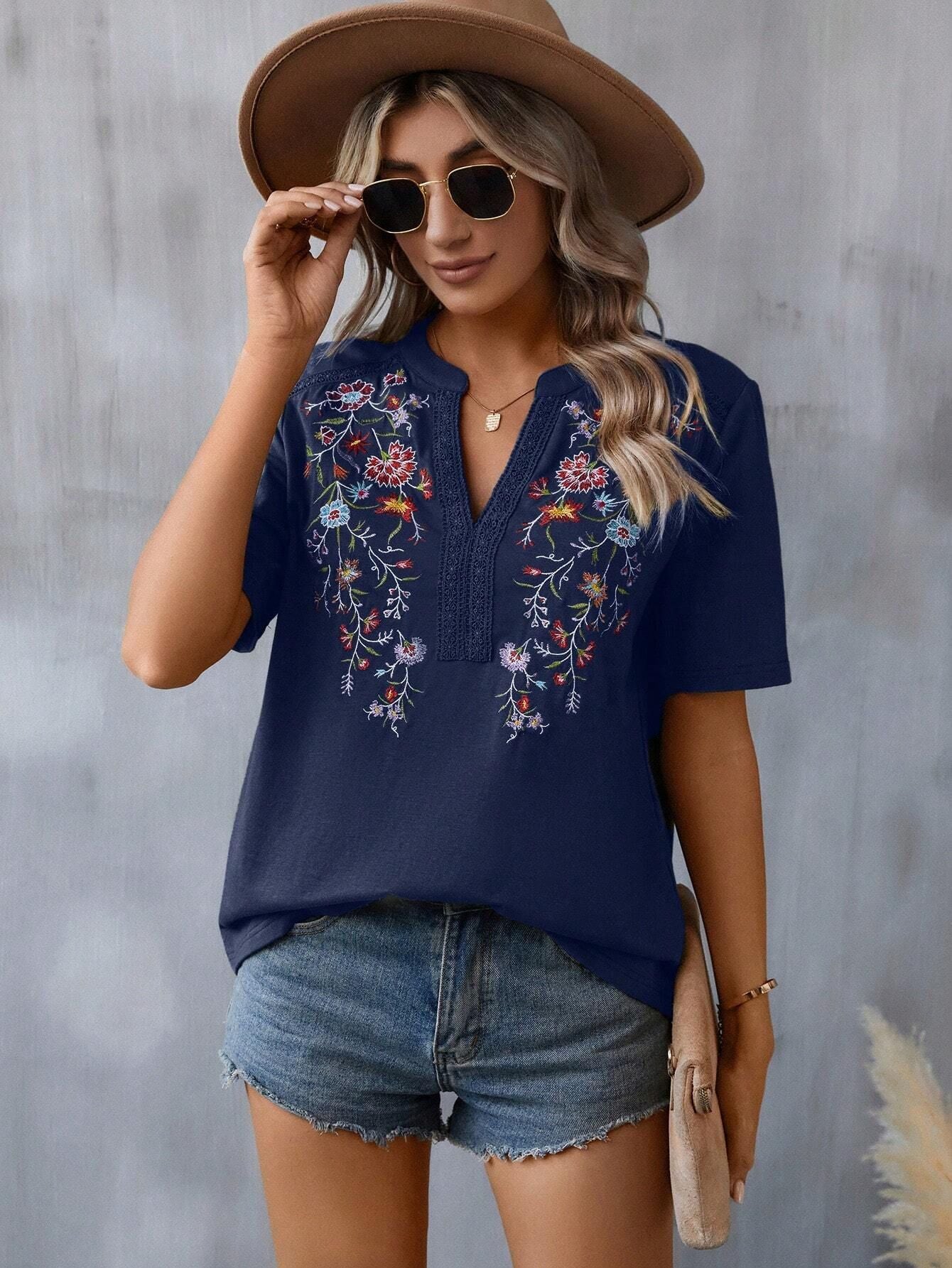 AVERY | V-neck blouse with flowers